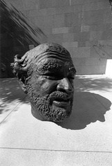 "No Pain" bronze head of Robert Arneson inside SFMOMA (105160-33)